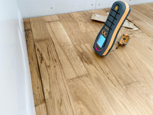 Fuktskada läckande kylskåp