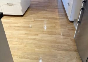 Läckande diskmaskin som skadat ekparkett