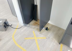 Läckande kylskåp skada under kyl och frys