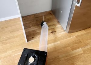 Läckande kylskåp som skadat ekparkett