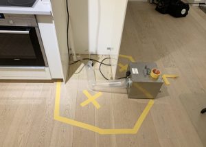 Läckande kylskåp som skadat enstavs ekparkett